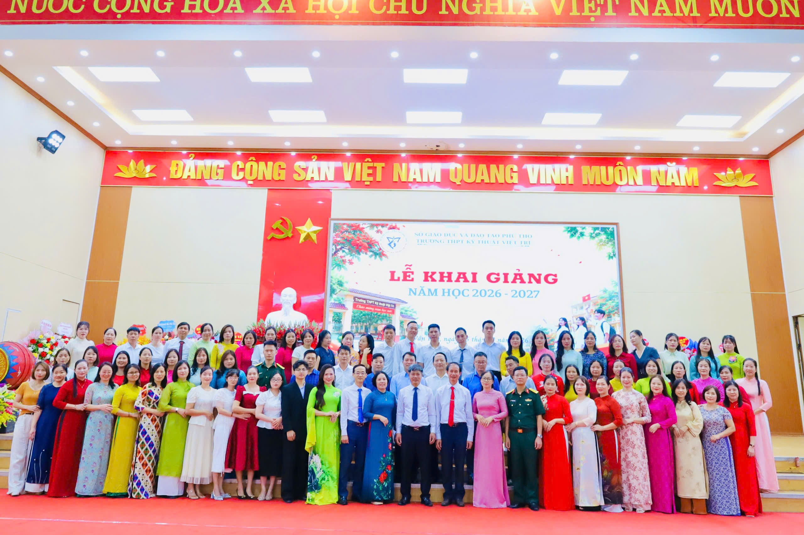 Trường THPT Kỹ Thuật Việt Trì tỉnh Phú Thọ tưng bừng chào đón năm học mới