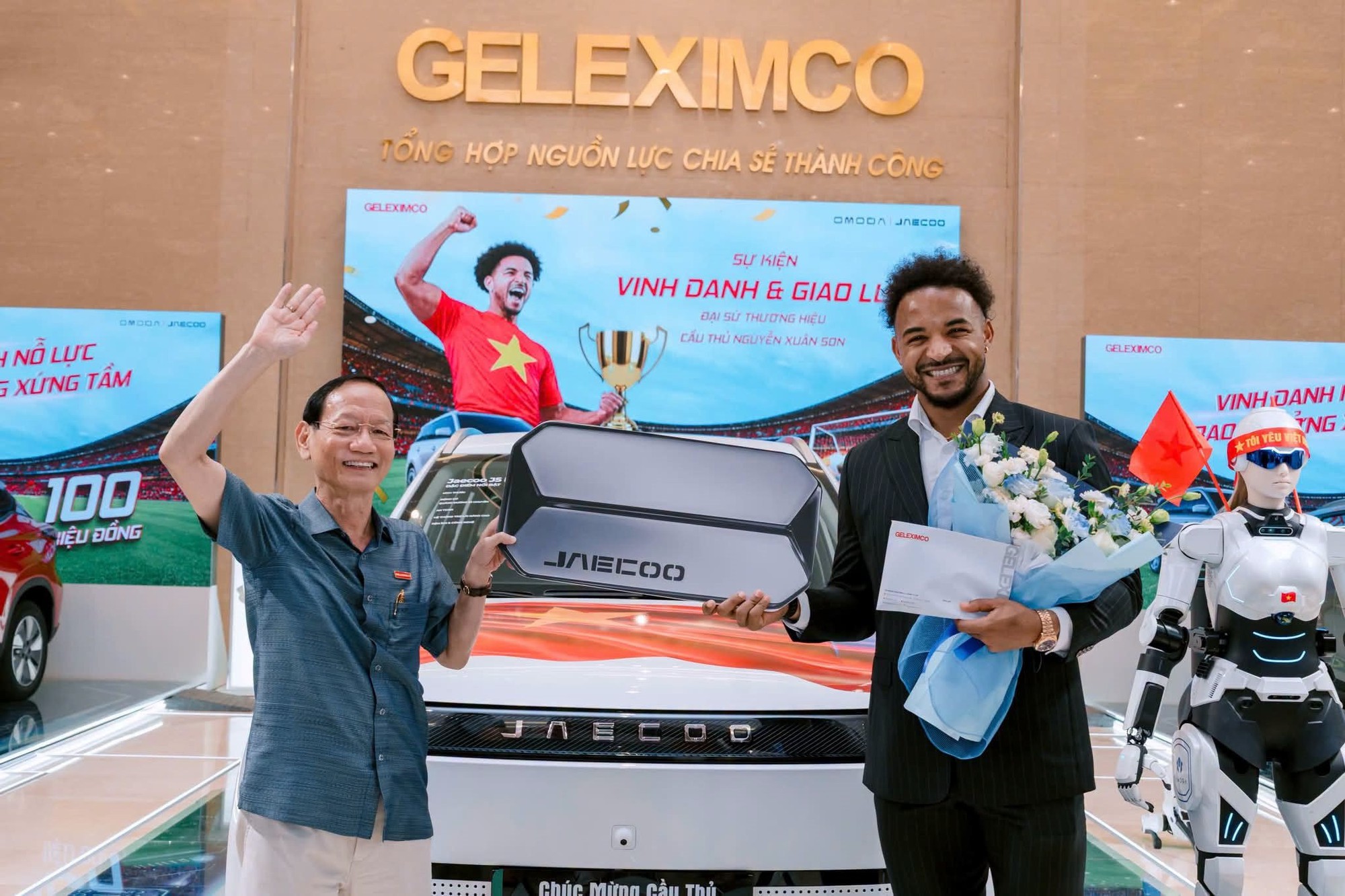 Chủ tịch Hội đồng sáng lập Tập đoàn Geleximco đích thân trao xe cho Xuân Son