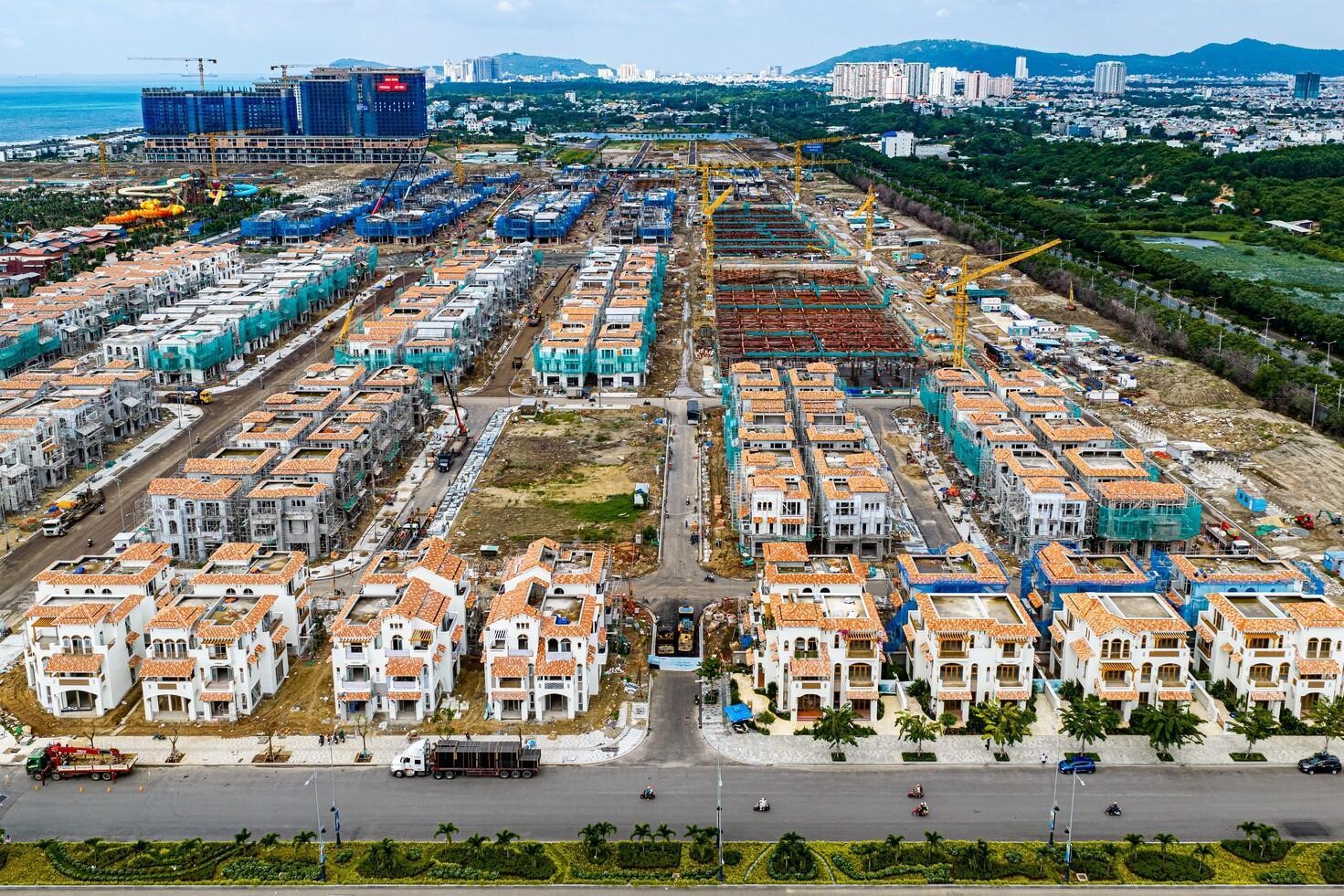 Hàng trăm căn nhà phố, biệt thự sắp hoàn thiện, Blanca City “thay da đổi thịt” sau hơn một năm