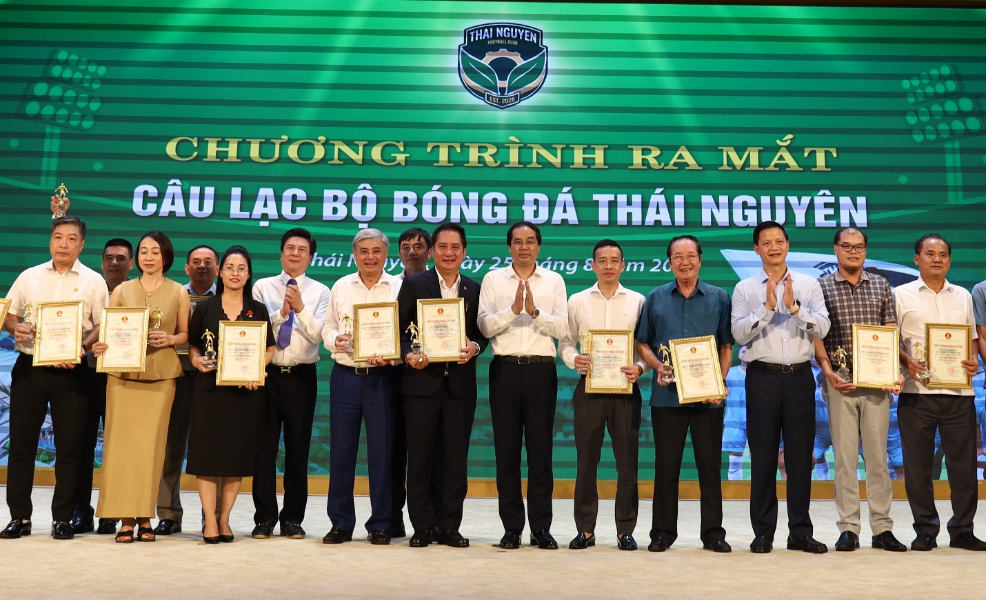 Bóng đá Thái Nguyên: Bầu Hiển đi trước, nhiều người cùng chung tay