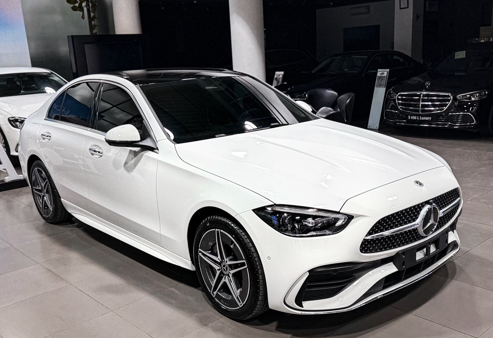 Hàng loạt Mercedes-Benz C200/300 bị triệu hồi để thay cụm ổ khóa cửa