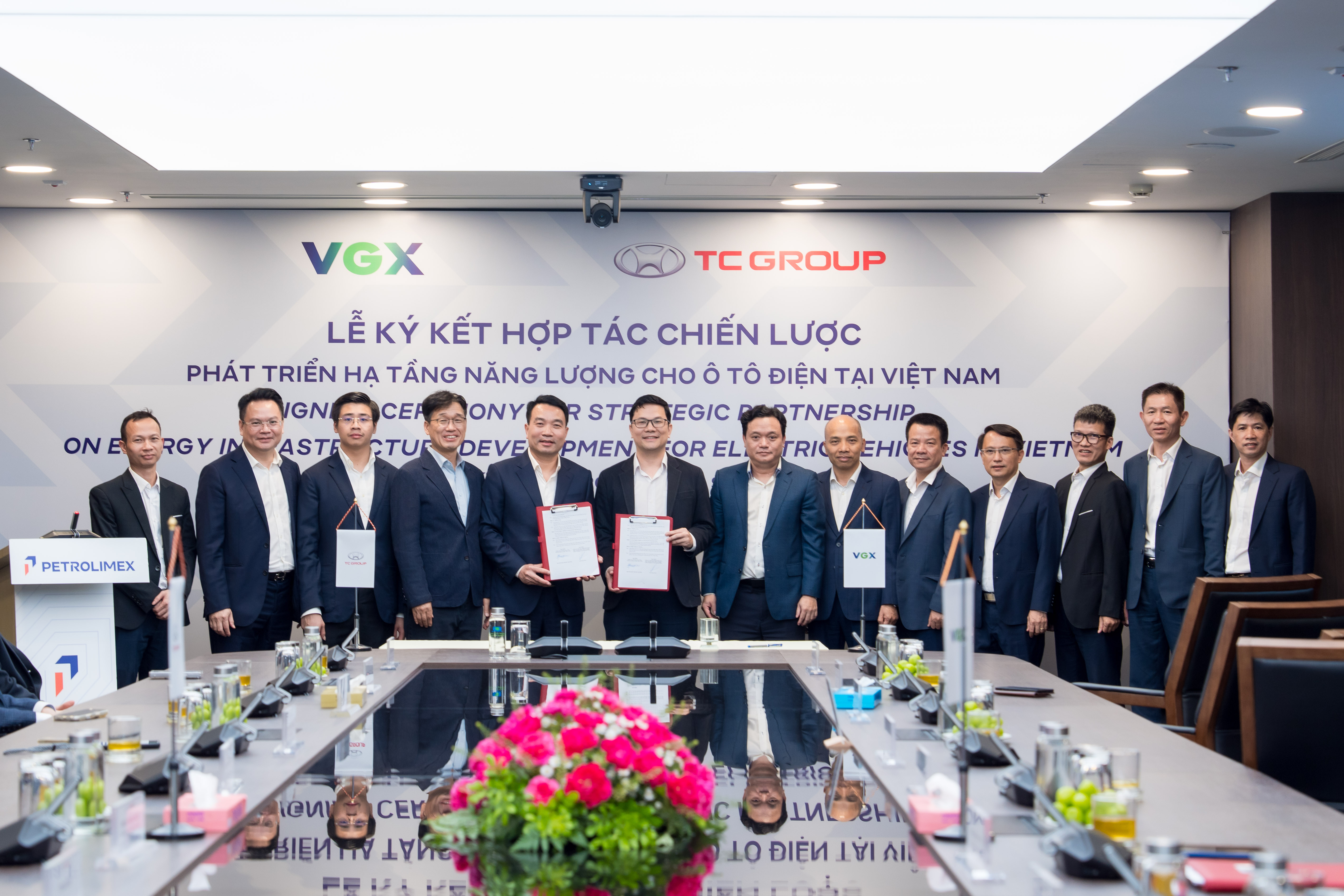 Tập đoàn Thành Công và VGX hợp tác phát triển hạ tầng sạc xe điện