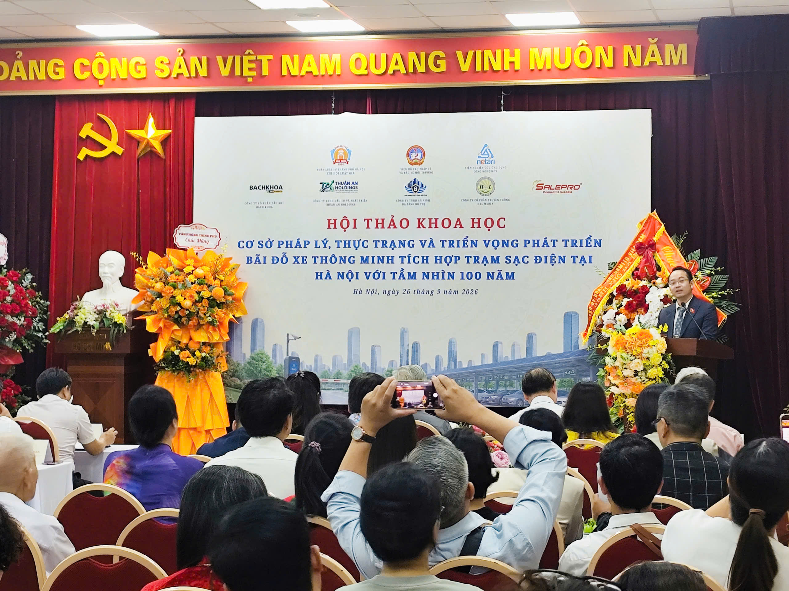 Nhiều giải pháp cho bài toán giao thông tĩnh bãi đỗ xe thông minh tích hợp trạm sạc điện tại Hà Nội với tầm nhìn 100 năm
