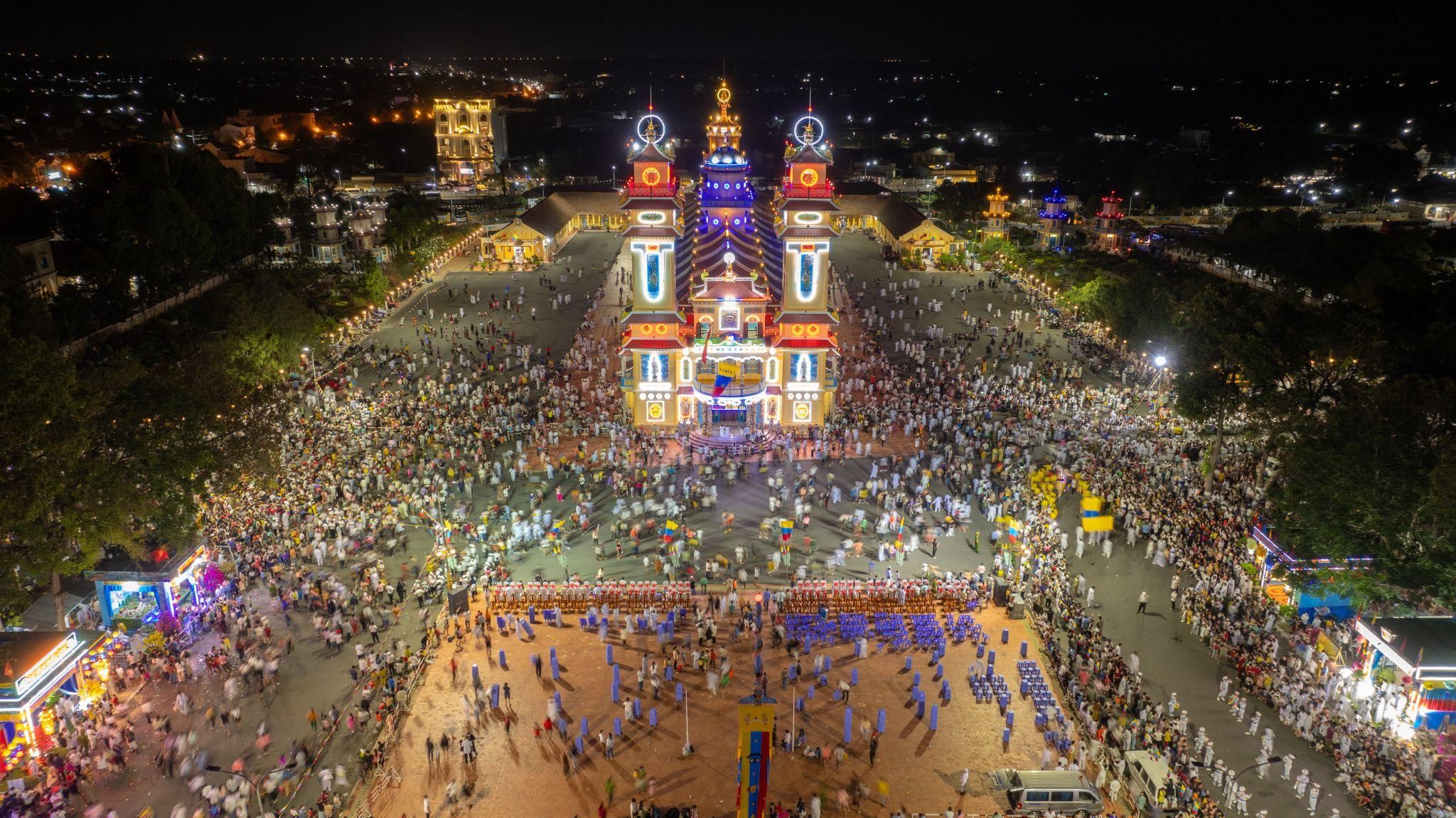 Trung thu “độc lạ” Tây Ninh: Chơi hội 3 ngày 3 đêm, Toà Thánh kín đặc người, núi Bà rộn ràng từ sáng đến tối