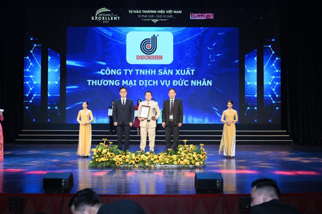 Công ty TNHH Sản xuất -Thương mại - Dịch vụ Đức Nhân vinh dự đón nhận danh hiệu Thương hiệu Việt Nam Xuất sắc 2022