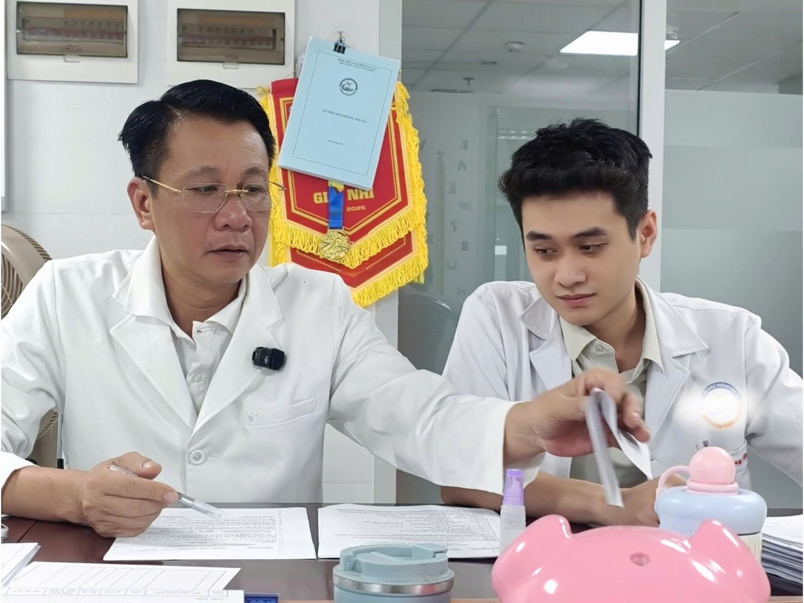 Từ những trang hồ sơ chuyên môn, bác sĩ Hoàng Duy Thanh truyền lại cho con trai Hoàng Duy Đức kinh nghiệm được tích lũy qua nhiều năm hành nghề.